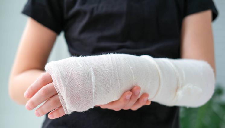 счупена ръка - Дете, изскочило на пътя, се удари странично в автомобил