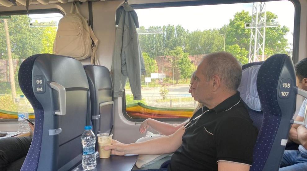 Караджов пак се качи на влак и се извини на българите за условията в БДЖ