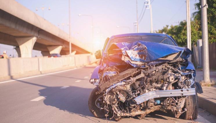 д - Младежи купиха бракуван автомобил за 650 лева, катастрофираха брутално (СНИМКА)