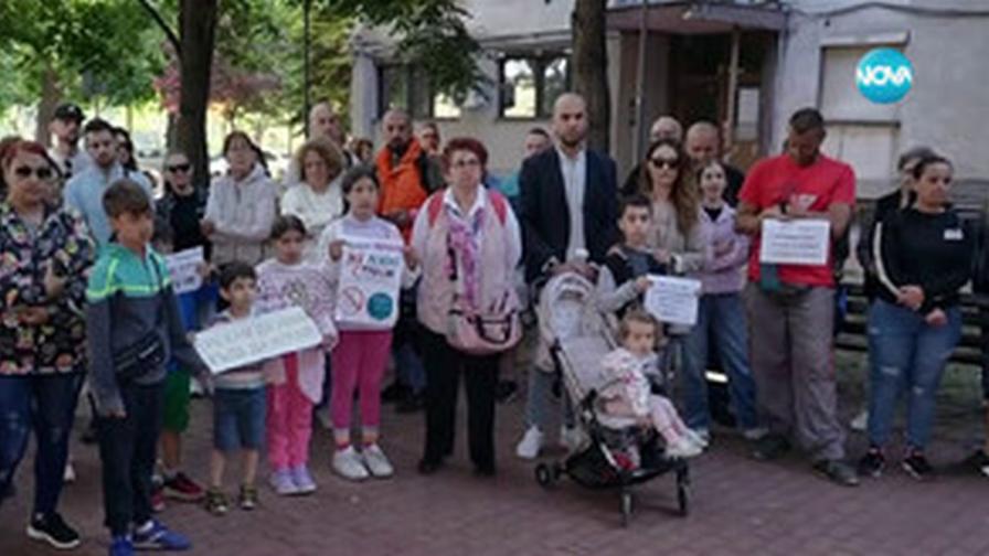 Бунт на над 500 семейства в Пловдив срещу строеж между детски площадки