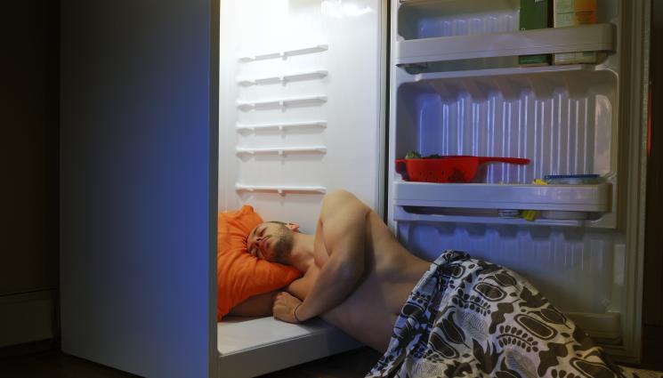 спане хладилник хладно топло време - СКАЧАМЕ В ЛЯТОТО: Идат тропични нощи!
