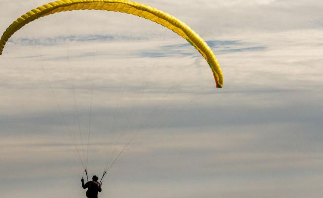 Трагедия в Черна гора: 19-годишна сръбкиня загина при инцидент с парасейлинг