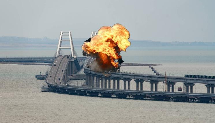 Керченски мост - Украйна удари с подводен дрон Керченския мост (ВИДЕО)