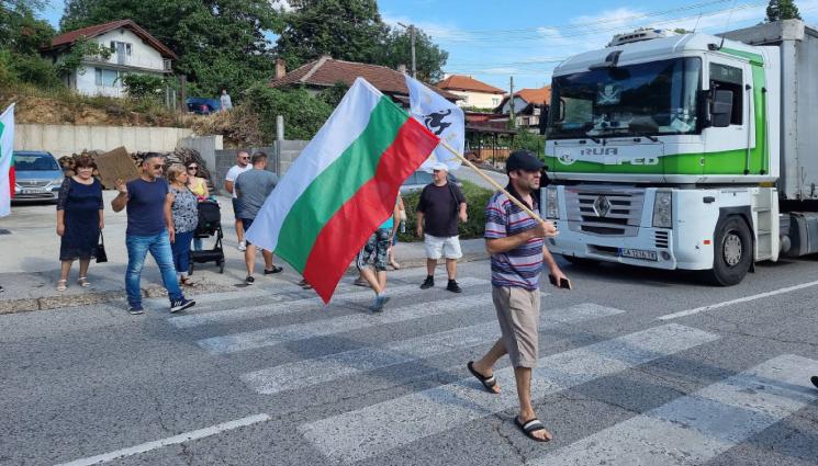 протест тираджии - ТИРАДЖИИ в скандал за Петрохан!