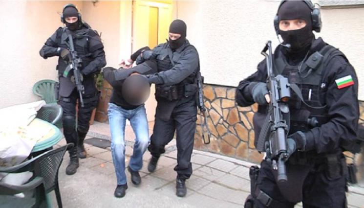 d - ГДБОП арестува майка и 18-годишния ѝ син, заплашили с убийство бизнесмен