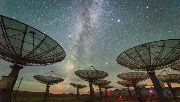 Млечния път - СТРАННО: Астрономи откриха огромна планета в орбита около малка звезда