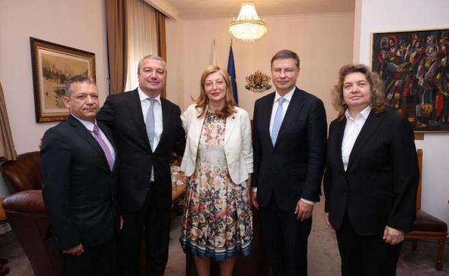 Валдис Домбровскис и Екатерина Захариева на визита в България