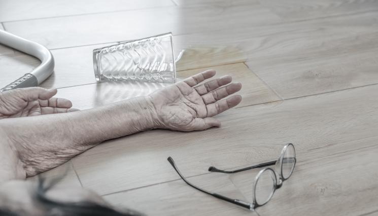 набита бита баба побой бой - Мъж преби баба с пръчка