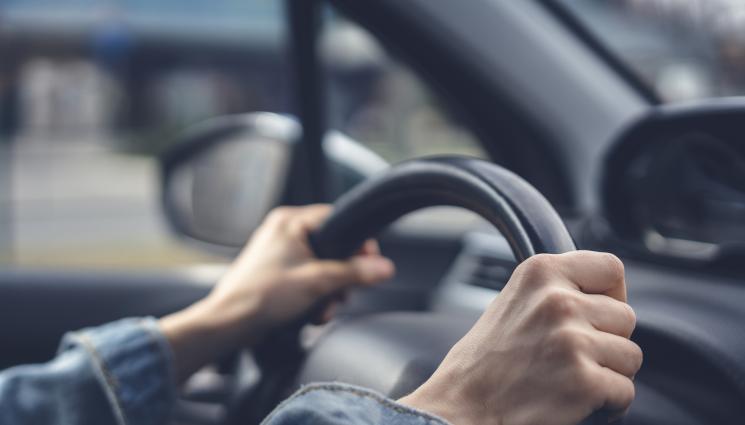 шофьорка - ЗА КОЙ ЛИ ПЪТ? Шофьорка лети в насрещното на оживен булевард! (СНИМКА)