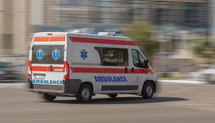 d - Кола се вряза в протест в памет на жертвите в Нови Сад