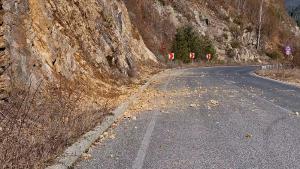 Падналикамъни затрудняват движението между София и Самоков при село Долни