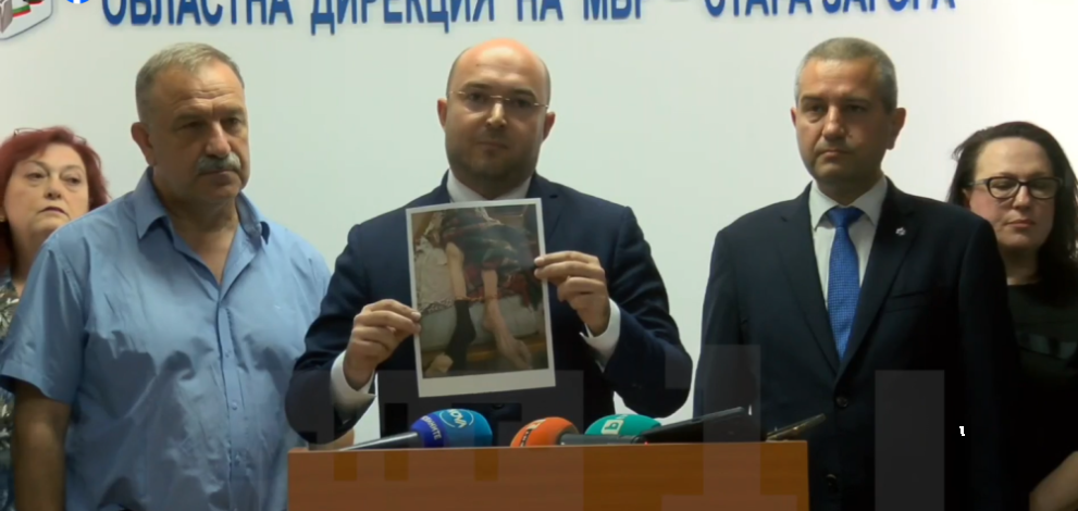 Възрастни хора са държани вързани в стаи под наем в