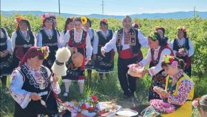 Най дългата вита баница с рози в страната показват в Казанлък