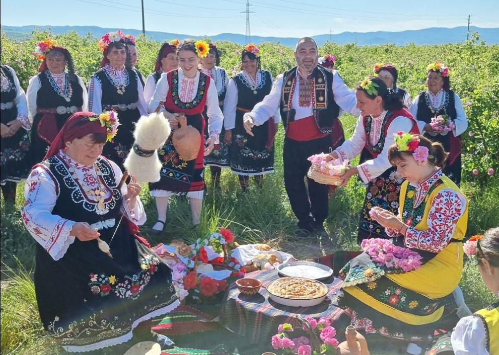 Най-дългата вита баница с рози в страната показват в Казанлък