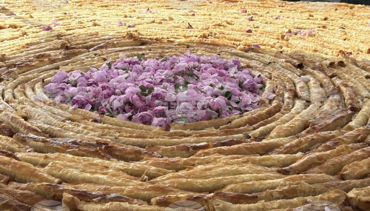 баница с рози - РЕКОРД! В Казанлък направиха най-дългата вита баница с рози