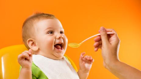 бебе яде пюре захранване
