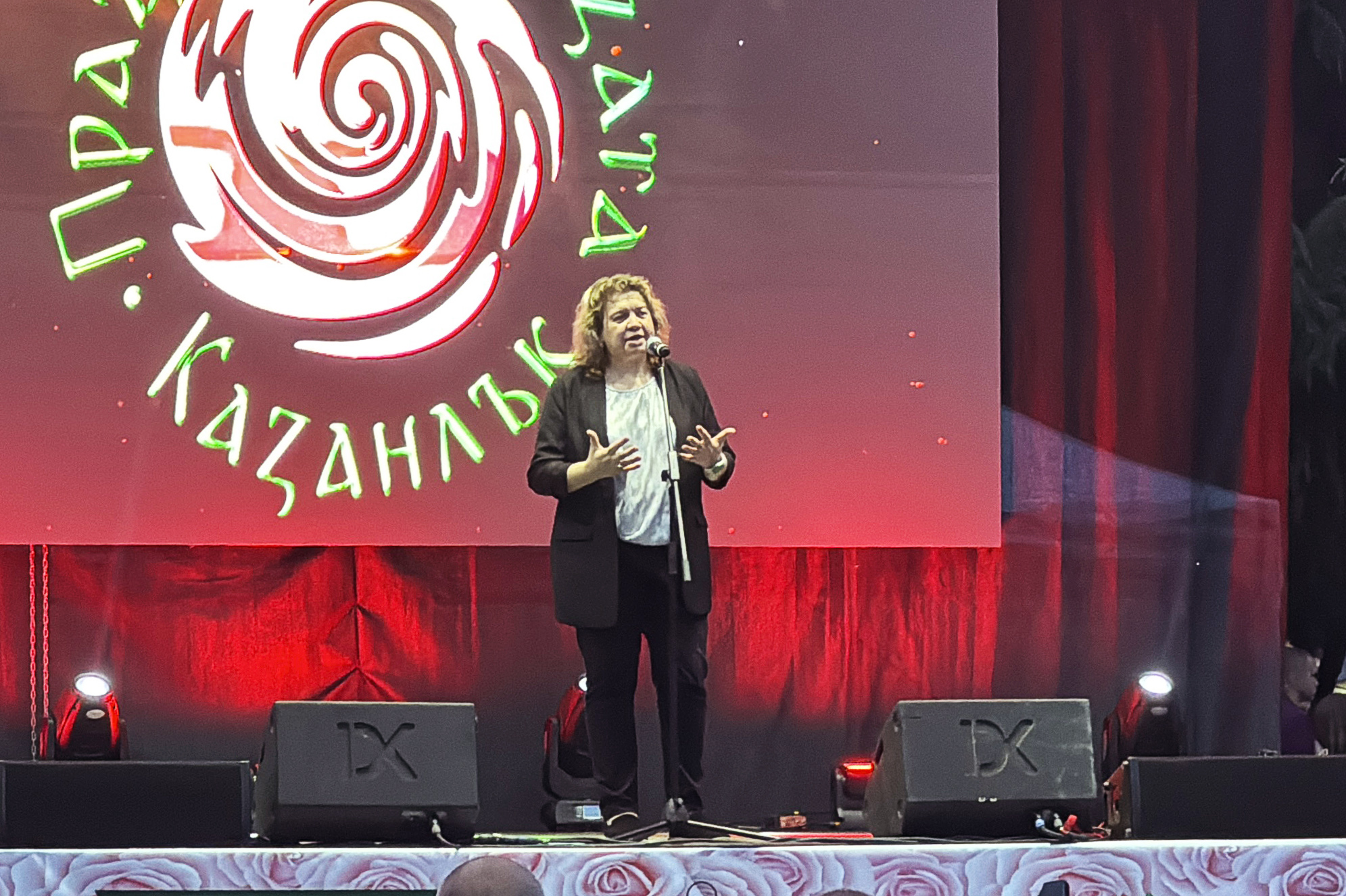 В Казанлък коронясаха „Царица Роза“ 2025