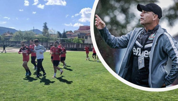 Футбол - Тим от Втора лига реши да тръгне по нов път и показа вратата на треньора!