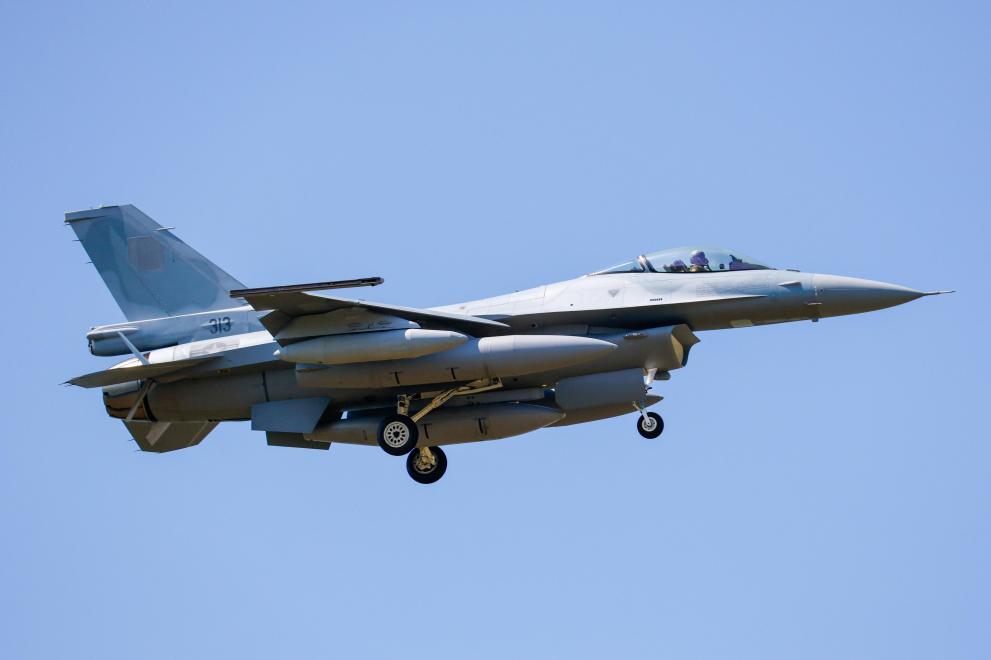 Вторият български изтребител F-16 Block 70 кацна в авиобаза Граф