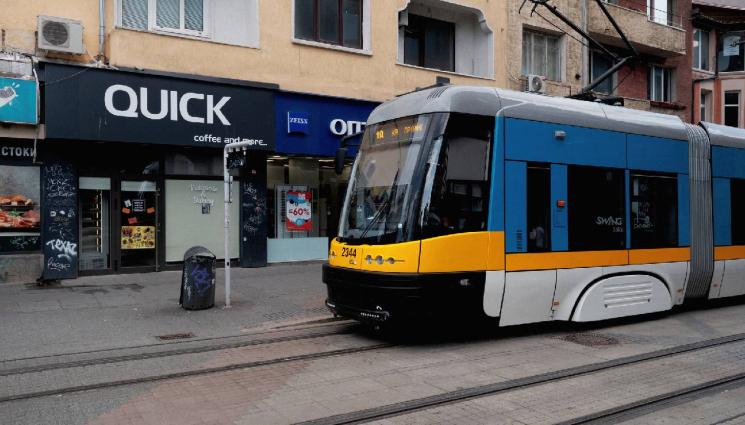 d - БУМ-БАМ: Джип нацели трамвай в София (СНИМКИ)