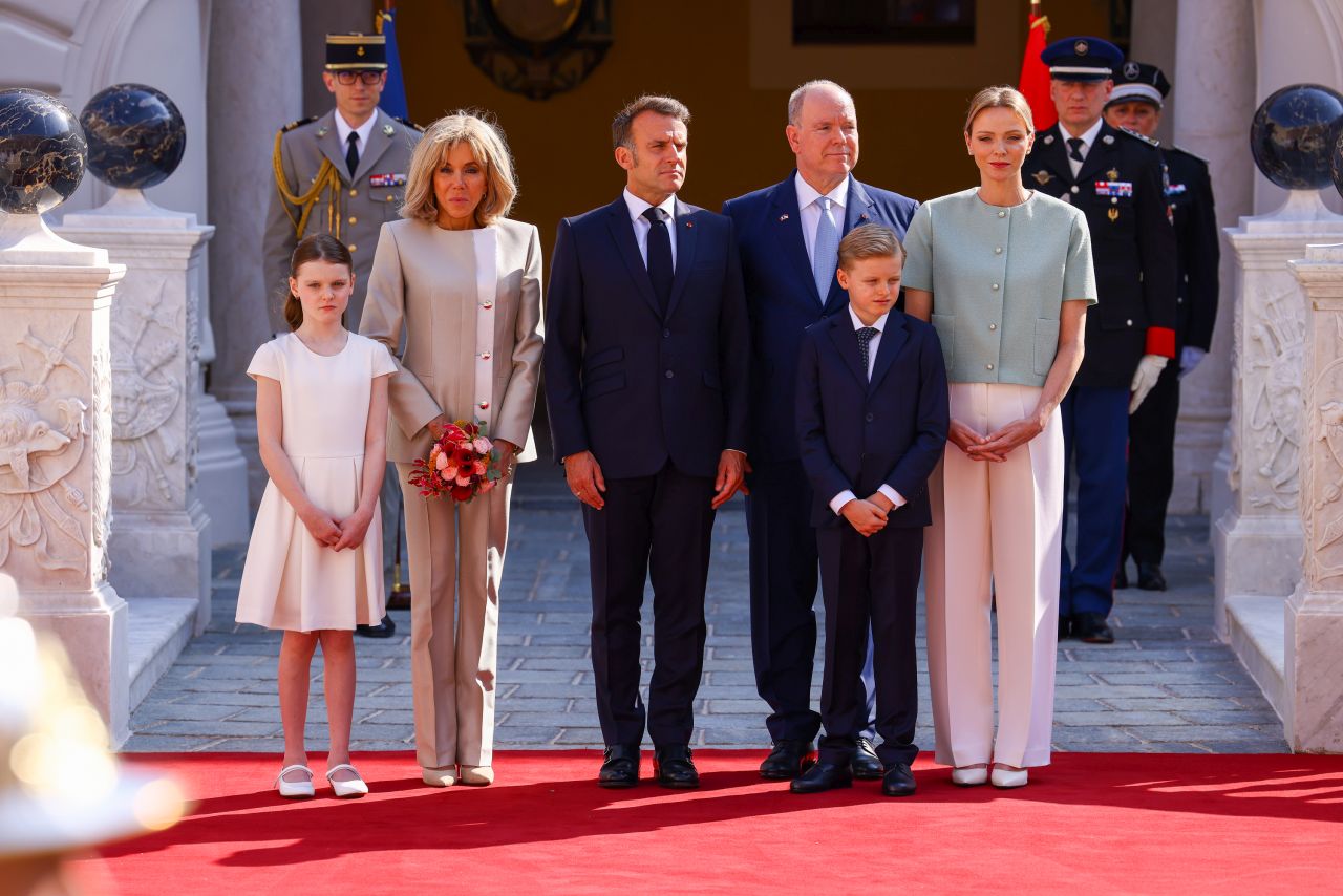 <p>Френският президент Еманюел Макрон и съпругата му Брижит Макрон бяха посрещнати от кралското семейство на Монако - принц Албер II, принцеса Шарлийн и децата им Габриела и Жак</p>