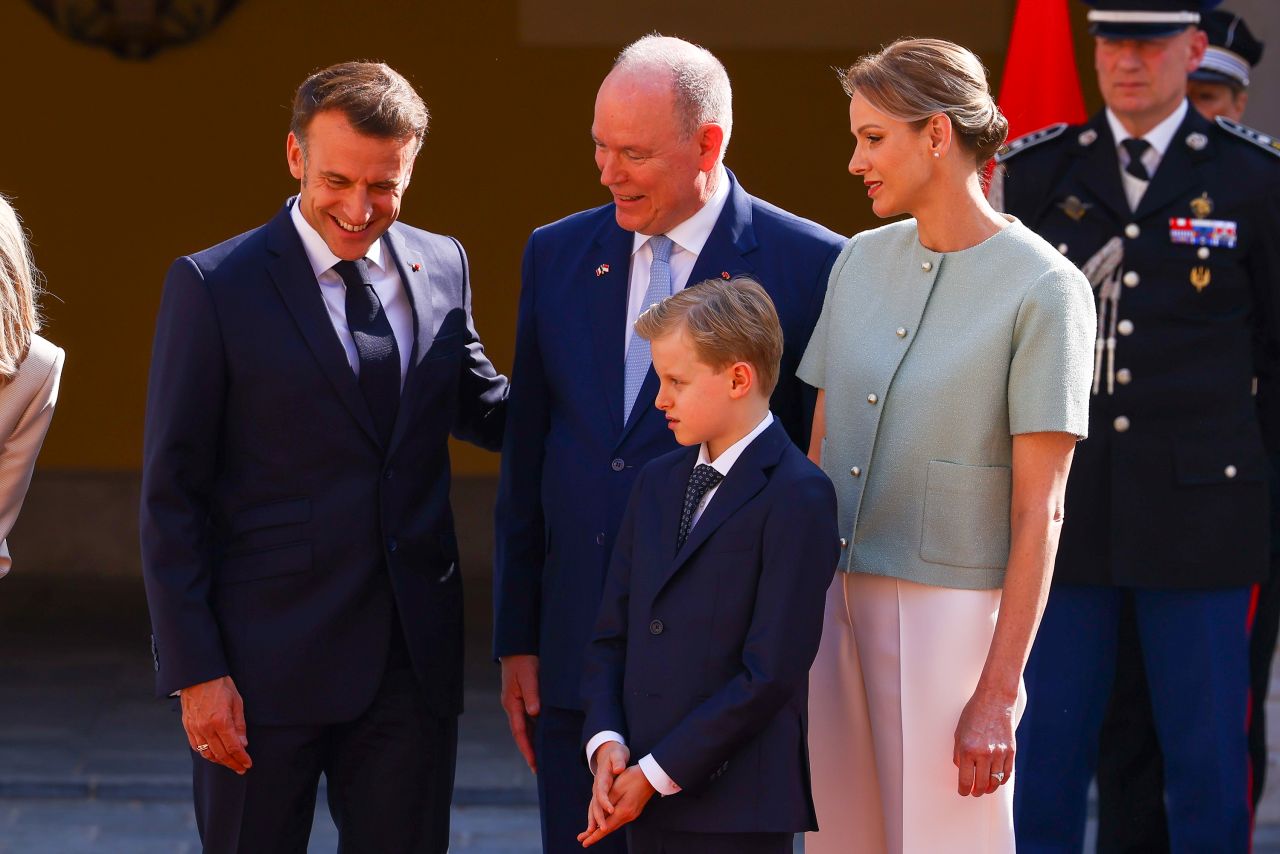 <p>Френският президент Еманюел Макрон и съпругата му Брижит Макрон бяха посрещнати от кралското семейство на Монако - принц Албер II, принцеса Шарлийн и децата им Габриела и Жак</p>