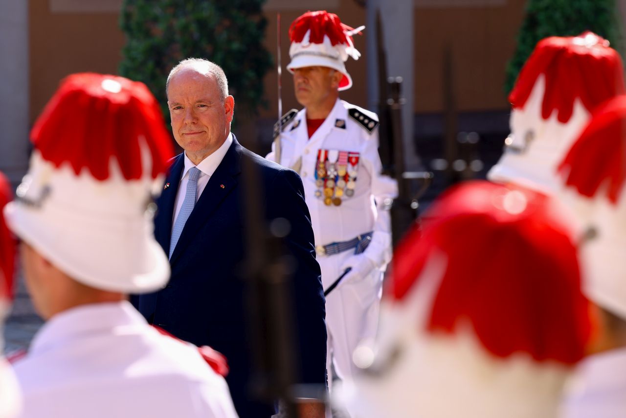 <p>Френският президент Еманюел Макрон и съпругата му Брижит Макрон бяха посрещнати от кралското семейство на Монако - принц Албер II, принцеса Шарлийн и децата им Габриела и Жак</p>