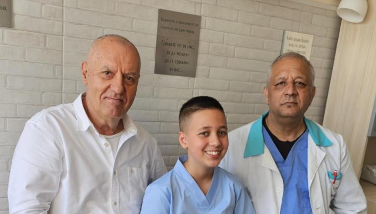 Петокласник - ДА ПРЕСЛЕДВАШ МЕЧТАТА СИ: Петокласник стана ортопед на стаж през лятната ваканция