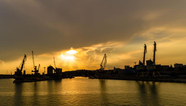 пристанище бургас - Кораб заседна на входа на пристанище Бургас 