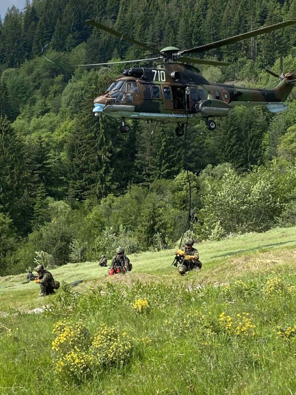  Военнослужещи от състава на 101-ви алпийски полк и 24-та авиобаза в Крумово организираха взаимна подготовка в региона на Смолян 