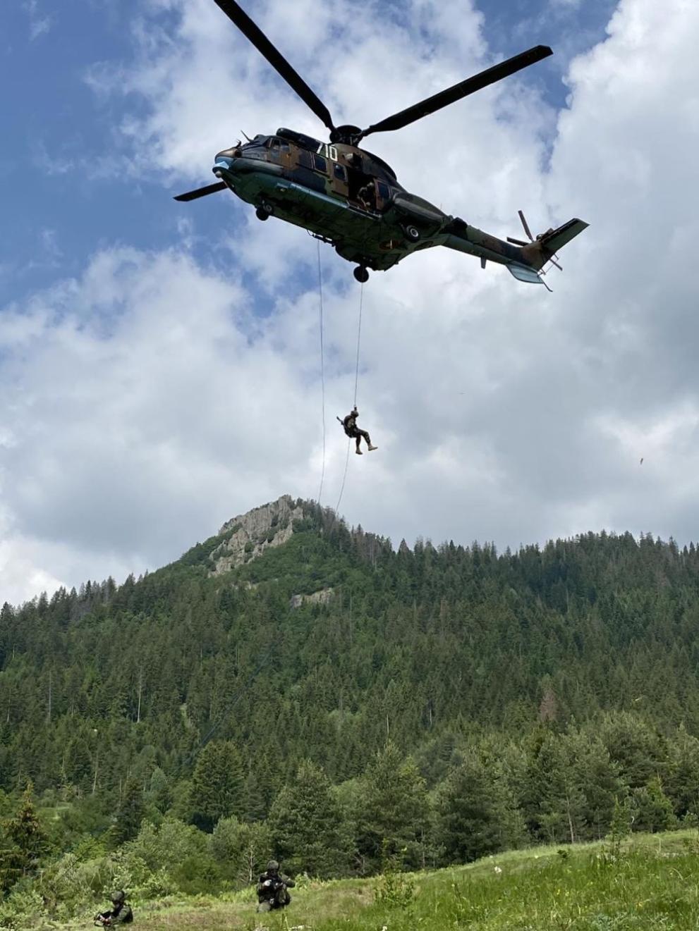  Военнослужещи от състава на 101-ви алпийски полк и 24-та авиобаза в Крумово организираха взаимна подготовка в региона на Смолян 