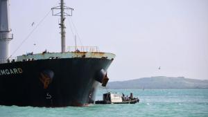 Бургас пристанище заседнал кораб