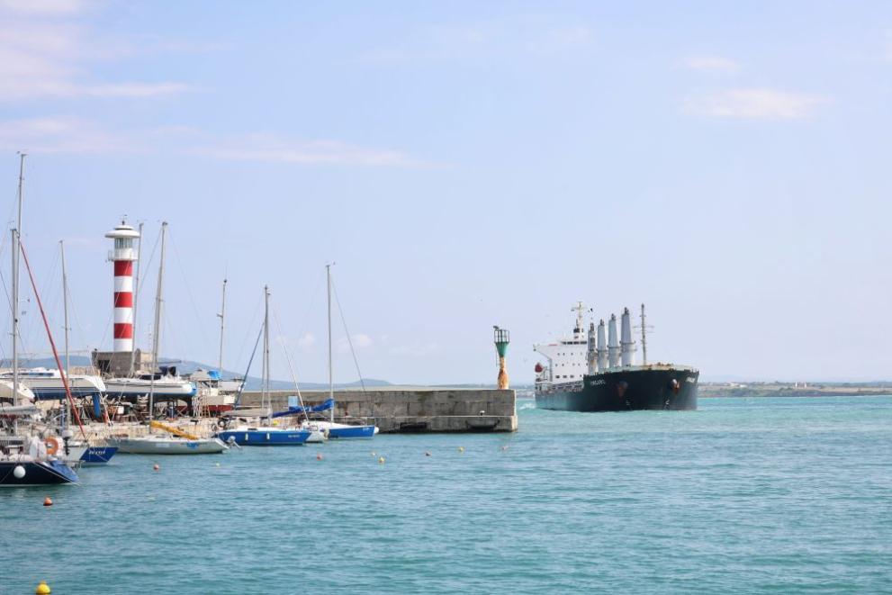  Бургас пристанище затънал транспортен съд 