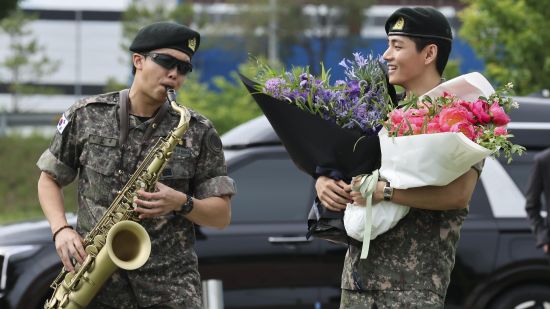RM и V от BTS завършиха задължителната си военна служба