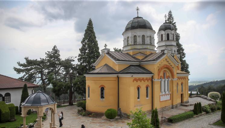 Кремиковски манастир - ЧУДЕСА И ВЯРА: Звезди говорят за Бога в Кремиковския манастир (СНИМКИ)