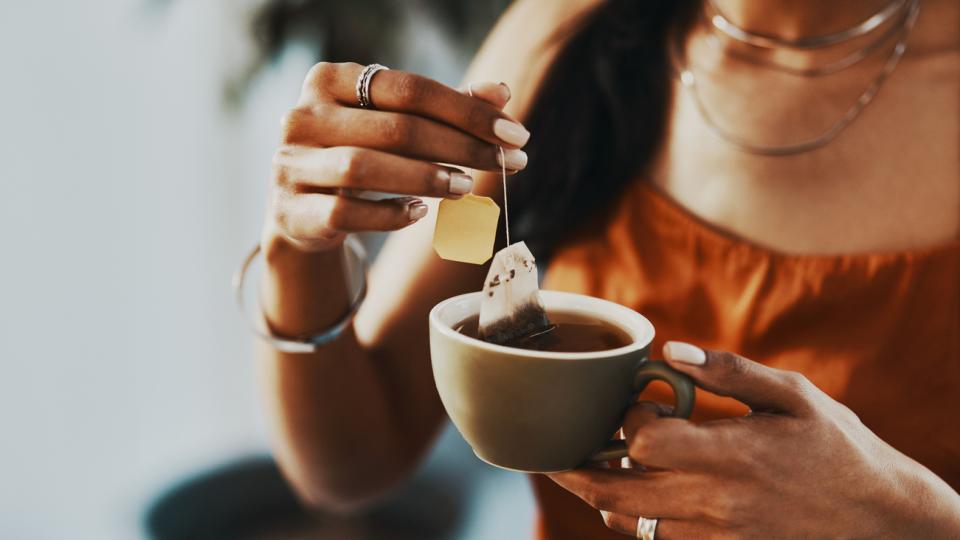 Черен чай – ароматен, богат и леко ободряващ. Често го