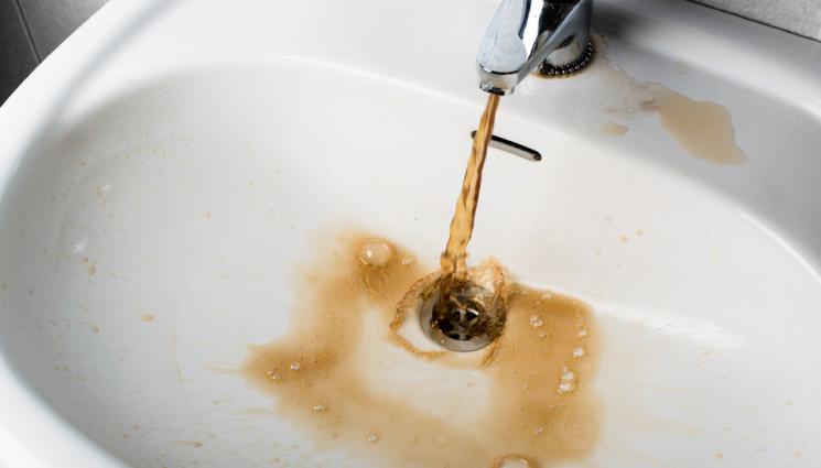 вода мръсна - ПОД ВОДА: Улиците във Владая станаха реки