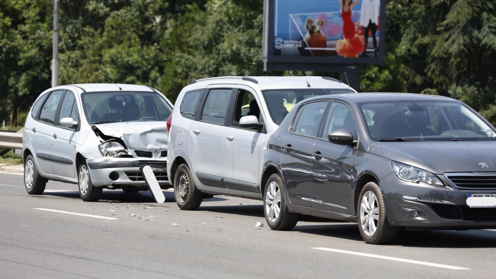 Верижна катастрофа между три коли затруднява движението на столичния бул