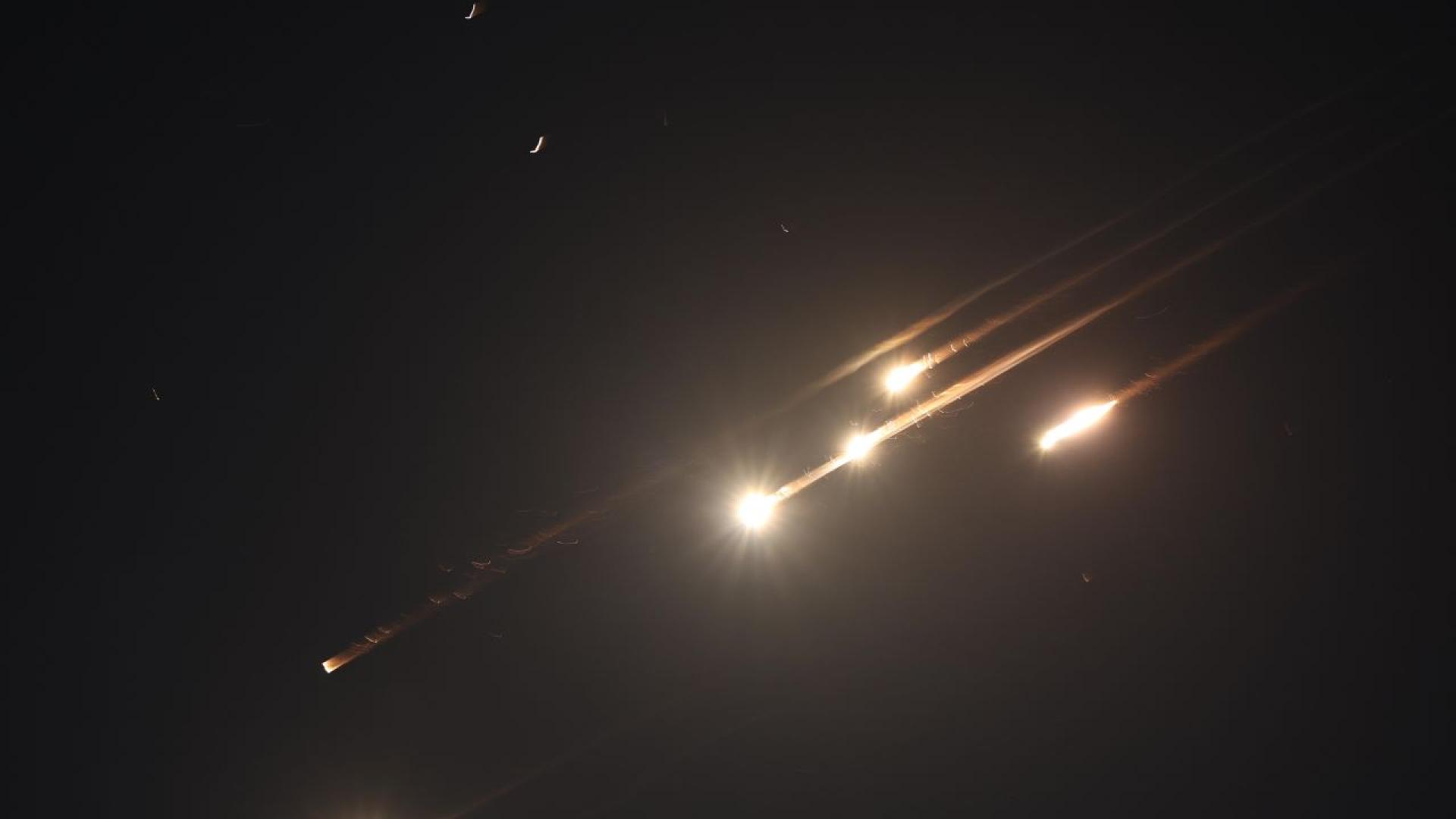 Експлозии отекнаха тази нощ в небето над Тел Авив в