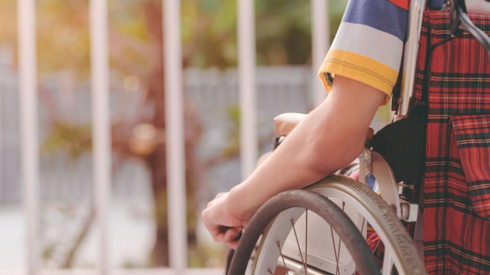 Млад мъж и неговата приятелка са задържани за 24 часа