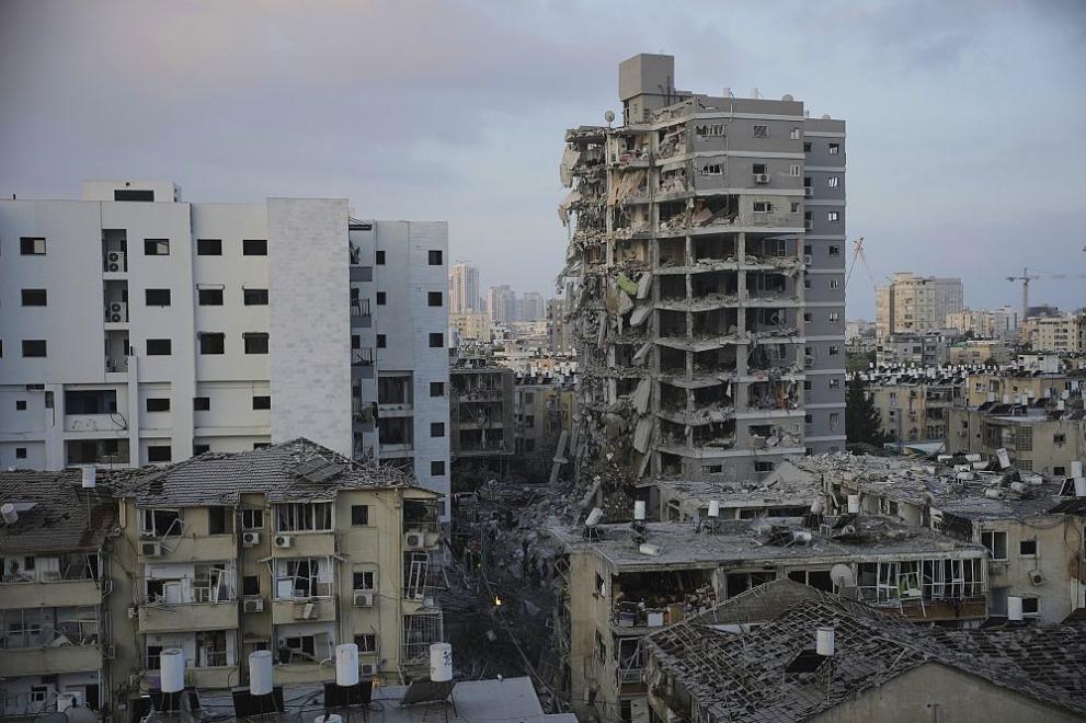 Трима души загинаха, а повече от 130 бяха ранени след