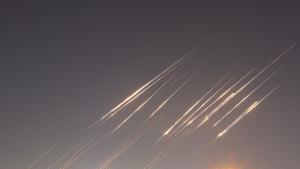 Държавната телевизия на Иран съобщава за нов залп от ракети