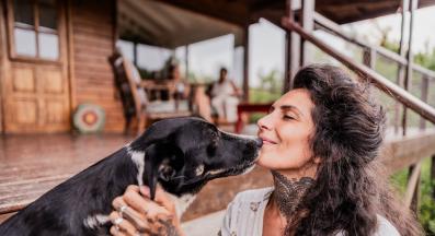 куче облизва човек