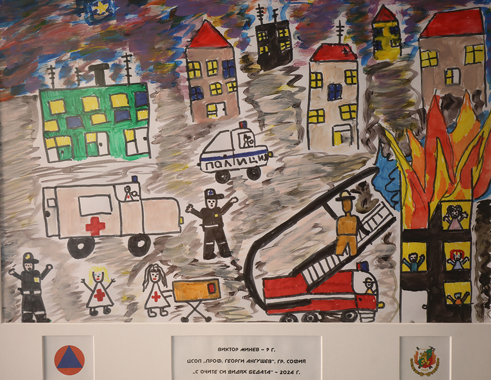 <p>В рамките на изложбата са показани творби от конкурса за детска рисунка &bdquo;С очите си видях бедата&rdquo;, създадени от талантливи деца от цялата страна.</p>
