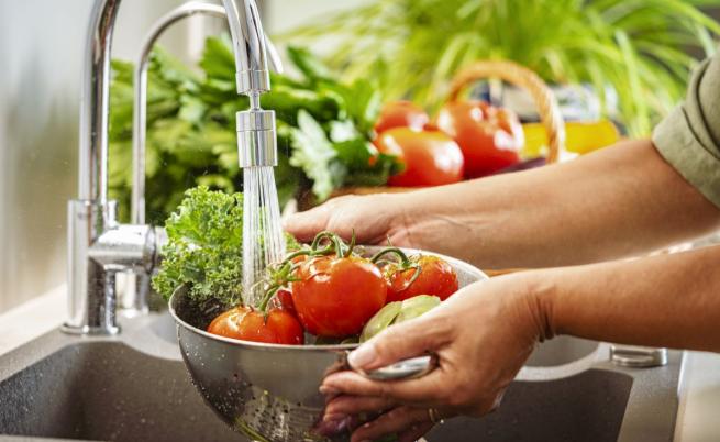 Грешките, които всички допускаме при миене на зеленчуците и как да ги избегнем