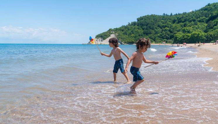 Черно море - БРАВО: Доброволци пращат безплатно деца на море и техните семейства