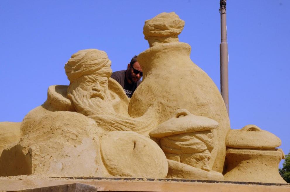 Първите художници започнаха работа по създаването на пясъчните скулптури в