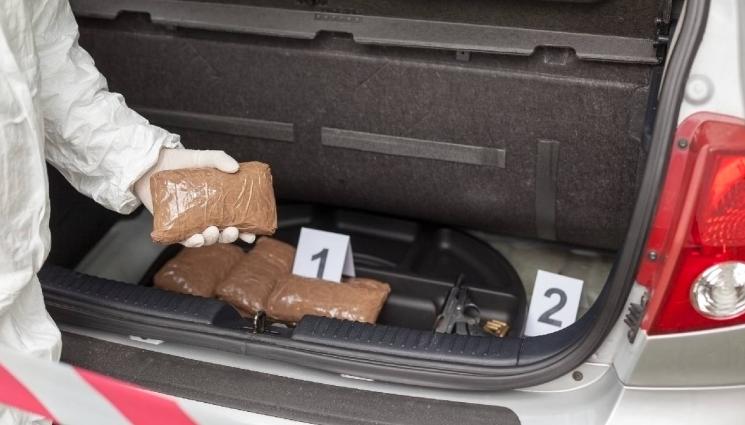 кокаин - Хванаха мъж с 4 кила кокаин, пуснаха го под домашен арест