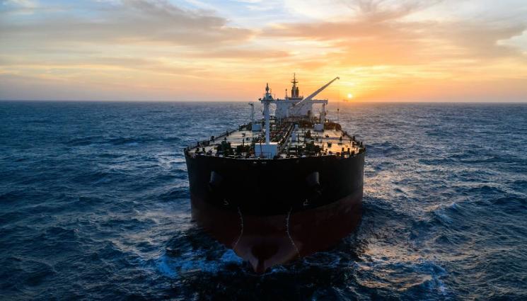 танкер - Танкер с български капитан избухна в пламъци след удар в друг кораб (ВИДЕО)