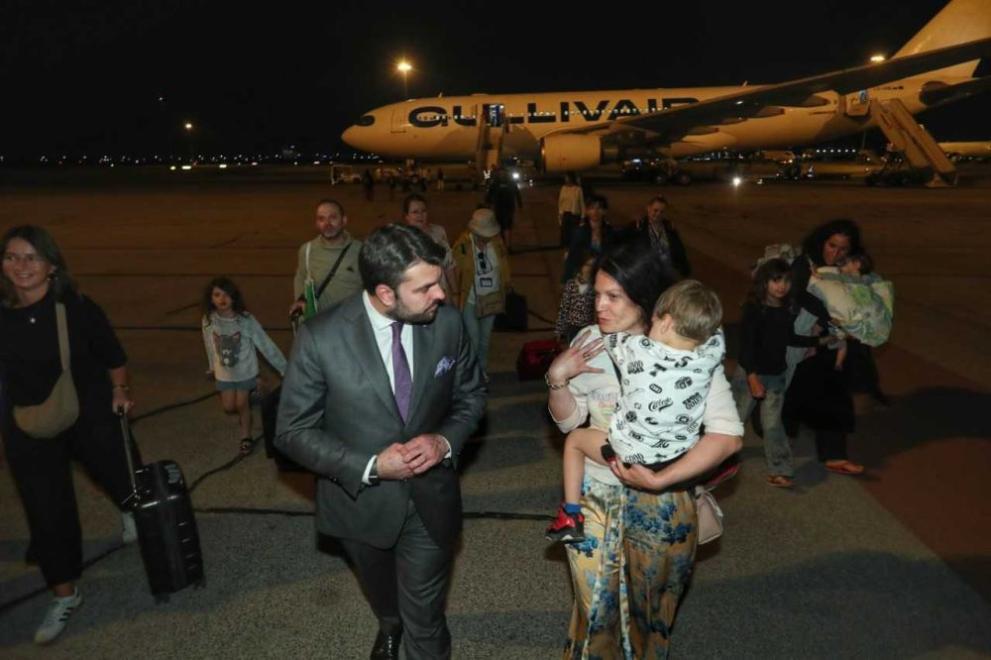 Рано тази сутрин на летище Васил Левски“ в София пристигнаха